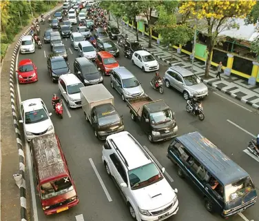  ?? HANUNG HAMBARA/JAWA POS ?? AKSES UTAMA: Lalu lintas di Jalan Wonokromo, sisi timur KBS, kerap terganggu lantaran membeludak­nya parkir kendaraan pengunjung KBS.