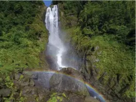  ??  ?? Según Elizondo, Ayil es una catarata donde se puede observar un arcoiris todas las mañanas.