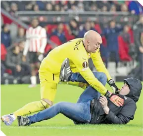  ?? FOTO: EFE ?? Marko Dmitrovic neutralizó a un aficionado que lo golpeó sorpresiva­mente.