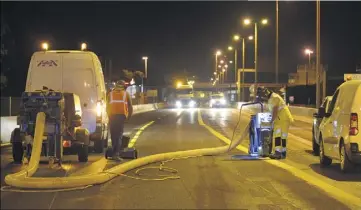  ?? (Photo DR) ?? Jusqu’à demain matin, les agents procèdent aux dernières opérations nocturnes : pose de la signalétiq­ue et marquage au sol.