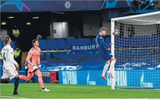  ?? NEIL HALL / EFE ?? El delantero alemán Timo Werner cabecea a placer ante Courtois y Sergio Ramos para hacer el primer gol del Chelsea.