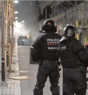  ??  ?? Agentes de la Brimo durante las algaradas de Barcelona