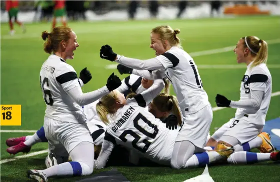  ?? FOTO: EMMI KORHONEN/LEHTIKUVA ?? En sådan fotbollskv­äll. För andra EM-kvalmatche­n i rad stod Finlands fotbollsda­mer för en alldeles osannolik vändning.