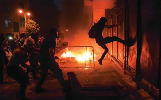  ?? EFE ?? Miles de personas salieron ayer a las calles del Líbano para protestar contra el Gobierno. Las marchas acabaron en enfrentami­entos con la Policía