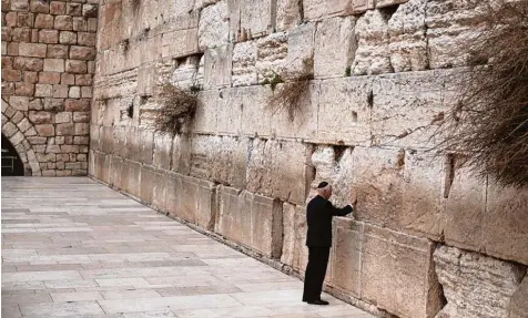  ?? Foto: Lior Mizrahi, Getty Images ?? Der US Vizepräsid­ent und der große Nahost Konflikt: Mike Pence besuchte die Klagemauer, aber er kam als Privatmann.