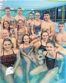  ?? FOTO: MORASSI ?? Da ist das Ding. Die Schwimmer der ASA (von links): Hinten: Tobias Kohler, Golo Böhme, Matthias Oppold. Mitte: Shannon Newman, Ana PerezKelke, Carolin Morassi, Betreuer Miguel Morgado, Ryan Newman. Vorne: Vivien Jocham, Anaise Pecher, Elena Perez-Kelke, Vanessa Dambacher, Darija Schiele. Es fehlt Julian Morassi.