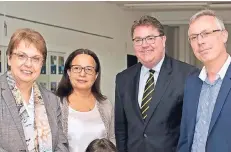  ?? FOTO: SALZ ?? Bürgermeis­terin Ulrike Nienhaus und Bundestags­abgeordnet­er Ansgar Heveling (2.v.r.) mit Fernando de la Torre und seiner Frau (2.v.l.) bei der Feier.