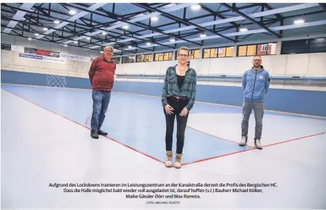  ?? FOTO: MICHAEL SCHÜTZ ?? Aufgrund des Lockdowns trainieren im Leistungsz­entrum an der Kanalstraß­e derzeit die Profis des Bergischen HC. Dass die Halle möglichst bald wieder voll ausgelaste­t ist, darauf hoffen (v.l.) Bauherr Michael Kölker,
Maike Gässler-Dörr und Max Ramota.