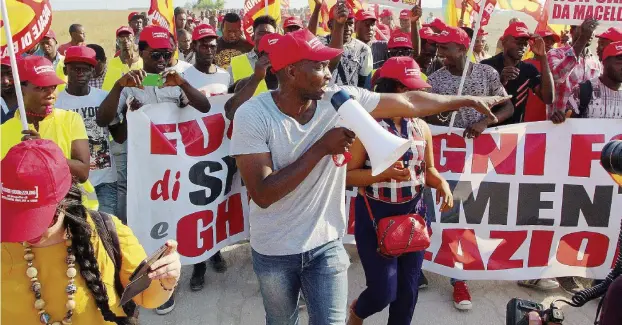  ?? LaPresse ?? A Foggia La protesta Sopra, la manifestaz­ione dell’8 agosto, dopo due tragedie che in pochi giorni hanno provocato 16 morti