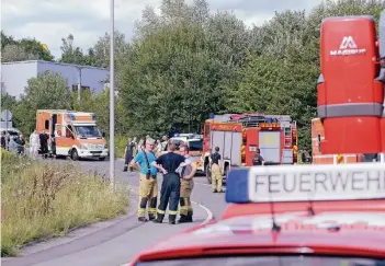  ??  ?? Die Wülfrather Feuerwehr wurde von den Kameraden aus Mettmann beim Einsatz unterstütz­t.