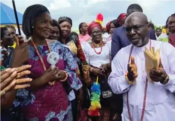  ?? ?? Olori Atuwase III and her entourage during the Yisit