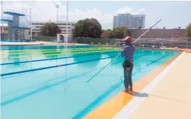  ?? JOSÉ PUENTE ?? Un operario realiza limpieza del agua de la piscina olímpica de Santa Marta.