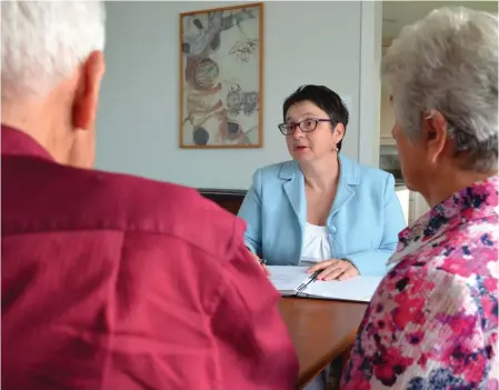  ?? CONTRIBUTE­D ?? Marie-Claire Chartrand, centre, says video calls are the best means of connecting with seniors and checking on their physical and mental health when in-person visits are not possible.