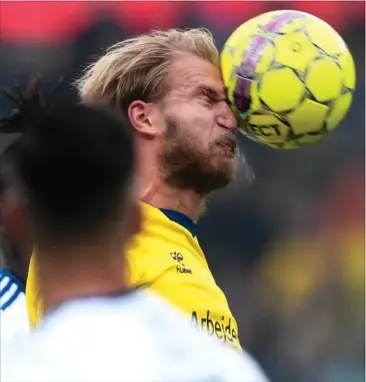  ?? FOTO: LARS POULSEN ?? Brøndbys Paulus Arajuuri prøver at tage bolden ned med naesen.