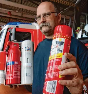  ?? Fotos: Maximilian Czysz, Peter Heider, Pavel (fotolia) ?? Feuerwehrm­ann Wolfgang Baumeister rät zu Löschspray­s in der Küche: Sie sind im Notfall einfach zu handhaben. In Meitingen Erlingen half auch der Löschversu­ch mit einer Decke nichts mehr: Das Obergescho­ss eines Wohnhauses stand schnell in Flammen (unten, links). Keinesfall­s sollte ein Fettbrand mit Wasser gelöscht werden (unten rechts).