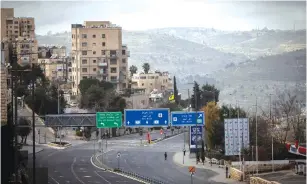  ?? (Yonatan Sindel/Flash90) ?? JERUSALEM’S WESTERN ENTRANCE eerily quiet on Friday following the government-ordered partial lockdown meant to curtail the spread of the coronaviru­s pandemic.