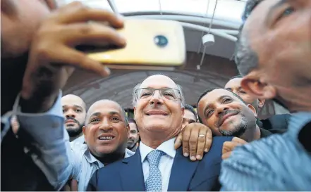  ?? DIDA SAMPAIO/ESTADÃO ?? Aliança. O tucano Geraldo Alckmin, em evento com vereadores em Brasília; ele ainda avalia a proposta de chapa única