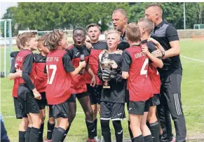  ?? FOTO: THOMAS LAMMERTZ ?? Die Mannschaft
von United Schoten aus Belgien feierte nach dem Sieg im Finale gegen Inter Mailand den Ge
winn des „Hellas-Cup“.