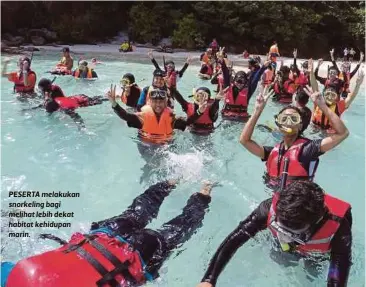  ??  ?? PESERTA melakukan snorkeling bagi melihat lebih dekat habitat kehidupan marin.