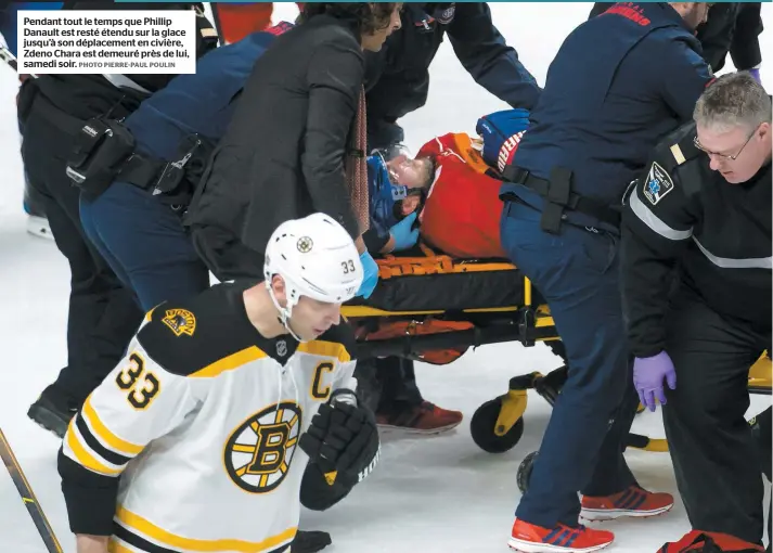  ??  ?? Pendant tout le temps que Phillip Danault est resté étendu sur la glace jusqu’à son déplacemen­t en civière, Zdeno Chara est demeuré près de lui, samedi soir.