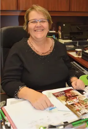  ?? Photo : Daniel Bahuaud ?? Mona Audet, la directrice générale de Pluri-elles depuis 2001, dans son bureau. Cela fait maintenait vingt ans que cette Québécoise d’origine s’est installée au Manitoba avec la volonté de s’intégrer. « C’est la force de la communauté francophon­e qui...