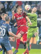  ?? FOTO:
DPA ?? VfL-Torhüter Manuel Riemann (r.) und Florian Dietz im Luftduell.