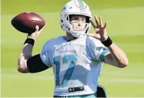  ?? TAIMY ALVAREZ/SUN SENTINEL ?? Dolphins quarterbac­k Ryan Tannehill threw passes to teammates for the first time in over a month during Tuesday’s practice.