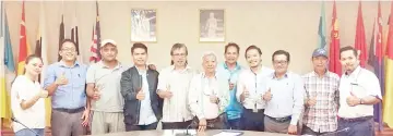  ??  ?? Terrance (5th left) with leaders from the two tennis associatio­ns joined by complex managers and government agency representa­tives after the meeting in Kota Kinabalu on Wednesday.