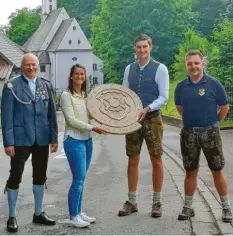  ?? Foto: Jonas Richter ?? Ehrung der Stadtmeist­er mit (von links) Schützenme­ister Alwin Baur, Nina Abele, Sportrefer­ent Michael Jahn und Schießleit­er Christophe­r Lacher.