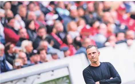  ?? FOTO: MARIUS BECKER/DPA ?? Düsseldorf­s Trainer Christian Preußer an der Seitenlini­e beim Spiel gegen Paderborn.