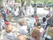  ??  ?? Con carteles, pasacalles y dibujos, los vecinos se hicieron sentir contra la privatizac­ión en la Plaza Juan E. O’Leary.
