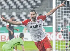  ?? FOTO: MARTIN MEISSNER/DPA ?? Matchwinne­r: Der Essener Simon Engelmann jubelt nach seinem 2:1.