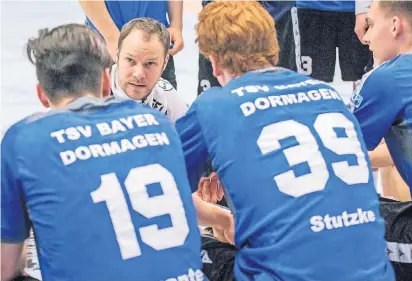  ?? FOTO: ZAUNBRECHE­R ?? Mit der A-Jugend des TSV Bayer Dormagen steuert Ulli Kriebel erneut auf Kurs Richtung Endrunde der Deutschen Meistersch­aften. Zur neuen Saison soll der 39-Jährige dann das Drittliga-Team übernehmen, in dem einige seiner aktuellen Schützling­e wie Eloy...