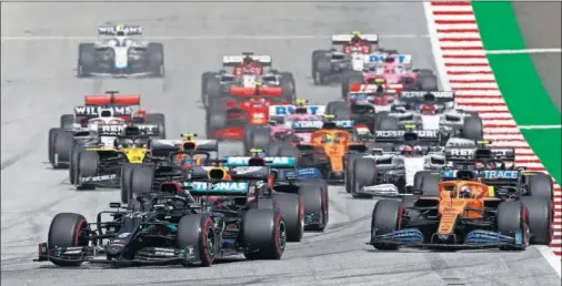  ??  ?? Lewis Hamilton y su Mercedes marchan al frente en la salida del GP de Hungría celebrado el pasado domingo en el circuito de Hungarorin­g.