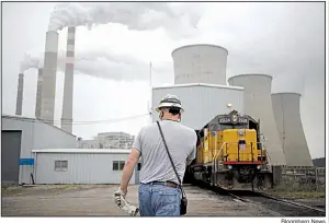  ?? Bloomberg News ?? The Tennessee Valley Authority coal-fired power plant (above) in Paradise, Ky., is old and now scheduled to close. Its shutdown, one executive said, “is not about coal. This decision is about economics.”