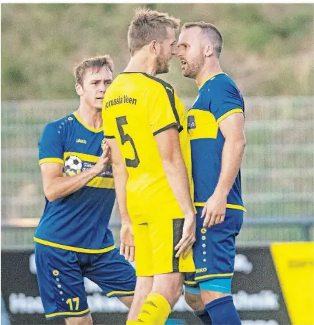  ?? RP-FOTO: STOFFEL (ARCHIV) ?? Hatten im Hinspiel in Alpen was zu klären: Veens Hendrik Terlinden (l.) und Nils Speicher von der Viktoria. Beiden sehen sich am Sonntag im nächsten Derby wieder.