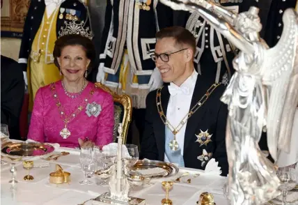  ?? FOTO: LEHTIKUVA/HEIKKI SAUKKOMAA ?? ■
President Alexander Stubb i glatt samspråk med drottning Silvia av Sverige.