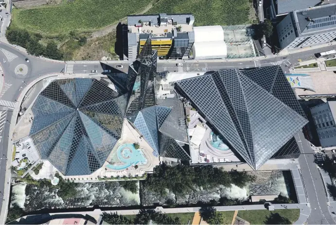  ??  ?? Vista aèria del complex de Caldea, a Escaldes-Engordany