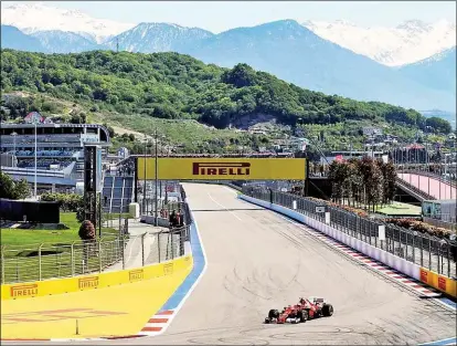  ??  ?? Sebastian Vettel im Sotschi Autodrom, im H intergrund die schneebede­ckten Kaukasus- Berge.