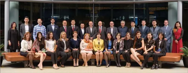  ?? PHOTO PROVIDED TO CHINA DAILY ?? Participan­ts at Global Branding in the Digital Era, a program presented jointly by Cheung Kong Graduate School of Business (CKGSB), the Yale School of Management, with WPP, pose for a group photo with faculty members. The one-week intensive training...