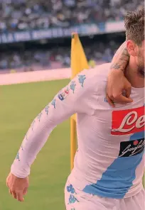  ?? ANSA ?? Dries Mertens, 30 ann, e Lorenzo Insigne, 25, festeggian­o abbracciat­i il terzo gol: assist del primo e rete del secondo