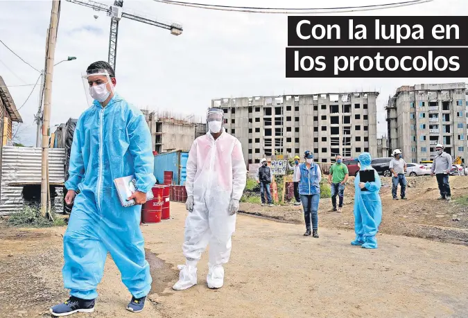  ?? SANTIAGO SALDARRIAG­A/ADN ?? CON VISITAS, la Alcaldía de Cali verifica el cumplimien­to de protocolos de biosegurid­ad. Hoy, 20.298 trabajador­es esperan ‘pasaporte sanitario’.