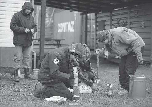  ?? MINDAUGAS KULBIS / THE ASSOCIATED PRESS ?? Lithuanian­s learn how to filter dirty water during a survival course teaching them skills that some fear could be needed given Russia’s resurgence.