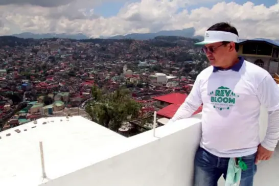  ?? Photo by Milo Brioso ?? PROJECT PURAW. East Quirino Hill Barangay Captain Eric Ueda helps in painting during the rev-bloom project of Department of Tourism in the Cordillera.