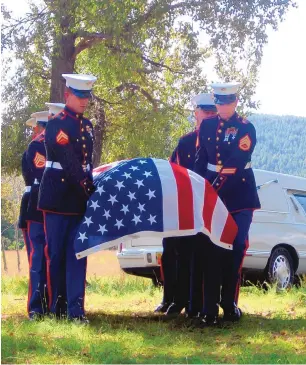  ?? MARTIN SALAZAR/JOURNAL ?? Marines carry Lance Cpl. Shane Patrick Harris to his final resting place at the Harris family ranch in rural San Geronimo on Sept. 12, 2006. Harris was killed in combat in Al Anbar province in Iraq.