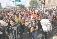  ??  ?? Con ritmo. En la movilizaci­ón algunos jóvenes llevaron consigo guitarras para darle ambiente al paso de la marcha.