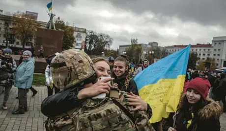  ?? FINBARR O’REILLY/THE NEW YORK TIMES ?? A Kherson resident embraces a Ukrainian soldier on Sunday in the recently liberated city’s main square.