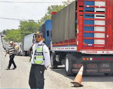  ??  ?? Control. El control de tráfico pesado será asumido por la PNC. Los conductore­s irrespetan a los gestores del VMT.