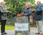  ?? FOTO: PM ?? Damit es bei ihren geplanten einstündig­en „Bürgertref­fs“im Freien nicht zu kalt wird, setzt Susanne Irion (links) auf Feuertonne­n.