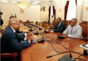  ??  ?? Delegações de Angola e do Chade ontem durante as conversaçõ­es oficiais